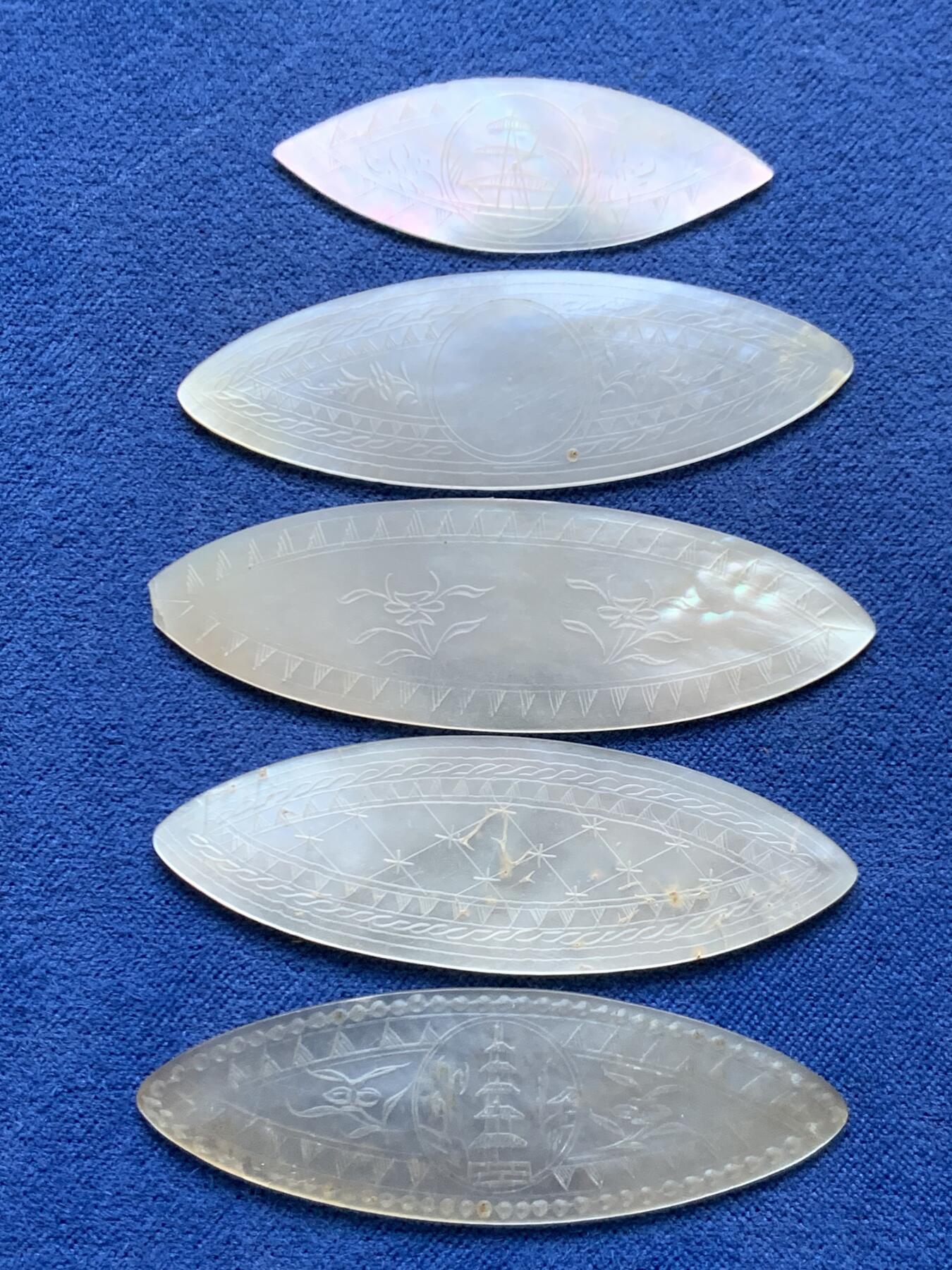 《竞宝斋》第471场 周日，周一，周二 3场连拍 （全场包邮）欢迎送拍 英国一线回流清螺钿贝母筹码5枚一组。大小菱形，手工精雕，莹光宝气。