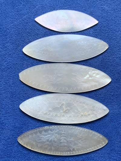 《竞宝斋》第471场 周日，周一，周二 3场连拍 （全场包邮）欢迎送拍 - 英国一线回流清螺钿贝母筹码5枚一组。大小菱形，手工精雕，莹光宝气。