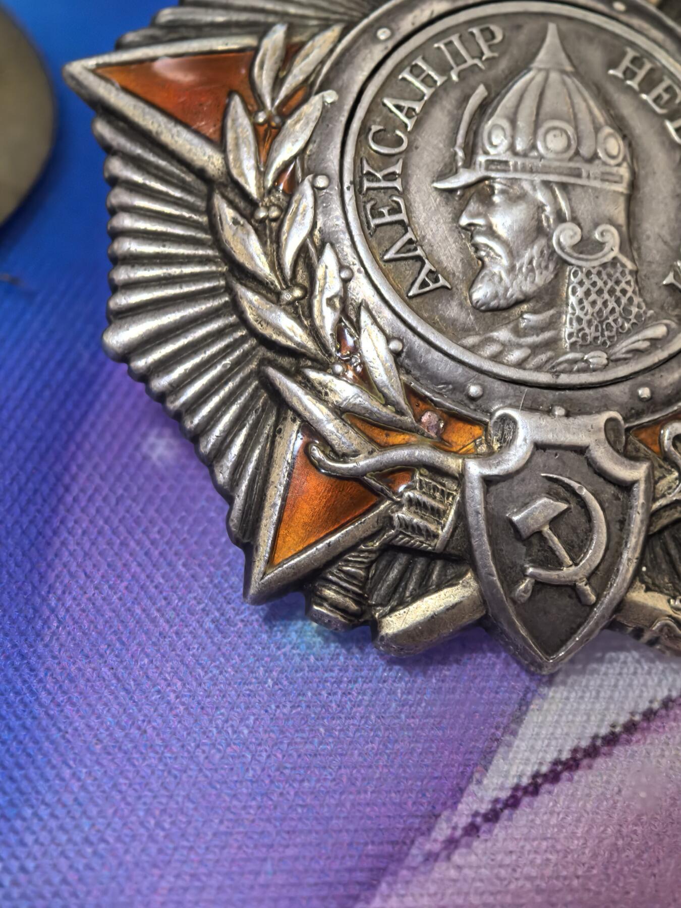 苏联勋章奖章拍卖 本次有亚捏，苏联艺术家，2次英雄的奖状，国际运动员全套等好货 不要错过 3月20日晚上九点结束在麦稀奇 找不到的加我qq或者微信都是184277308备注苏章拍卖。 苏联亚历山大涅夫斯基勋章 好品无磕碰 炮兵连长消灭4火力点 早年购自大西洋 可以找我要购买存档 里面有详细描述 登记卡从新查询了电子版比较好的临时登记卡 奖励卡也已经翻译 