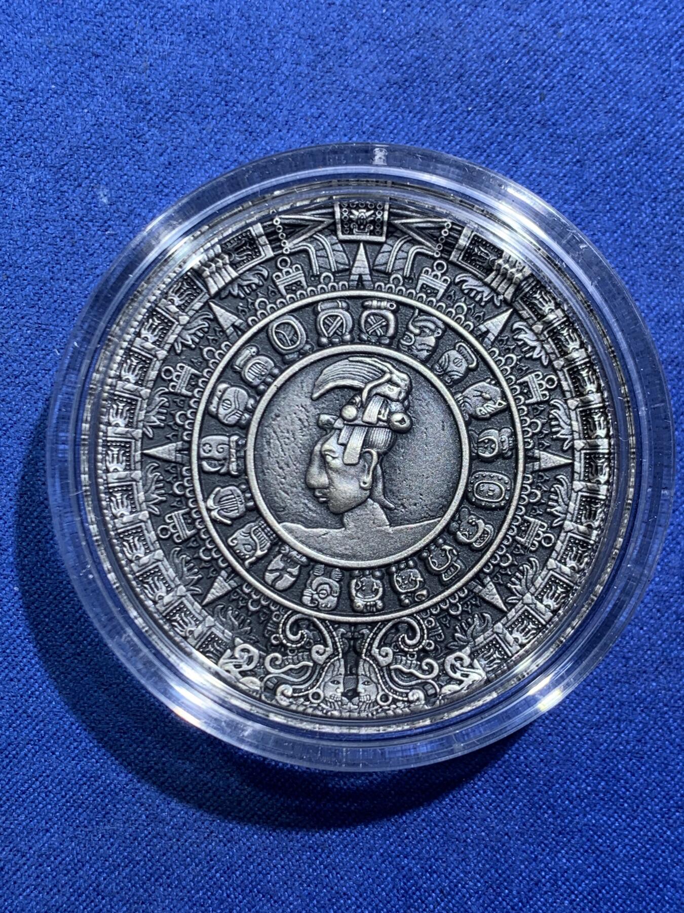 《竞宝斋》第471场 周日，周一，周二 3场连拍 （全场包邮）欢迎送拍 纽埃2018年5元复古高浮雕银币 古文明历法-玛雅历 62.2克999银 发行量5百 盒证全