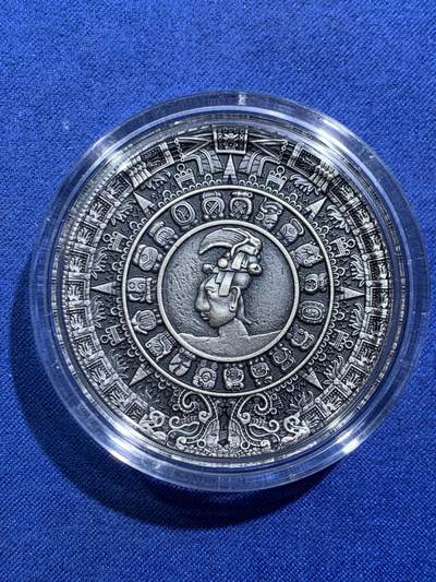 《竞宝斋》第471场 周日，周一，周二 3场连拍 （全场包邮）欢迎送拍 - 纽埃2018年5元复古高浮雕银币 古文明历法-玛雅历 62.2克999银 发行量5百 盒证全