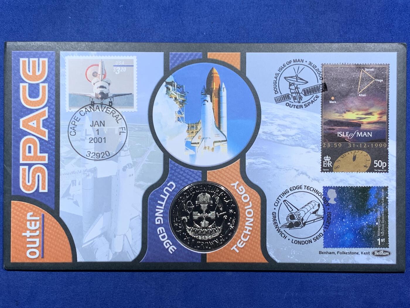 《竞宝斋》第471场 周日，周一，周二 3场连拍 （全场包邮）欢迎送拍 英国马恩岛2001年太空空间站1克朗铜镍纪念币，邮币封，附三张不同的邮票（英国两张和美国一张）和三个邮戳