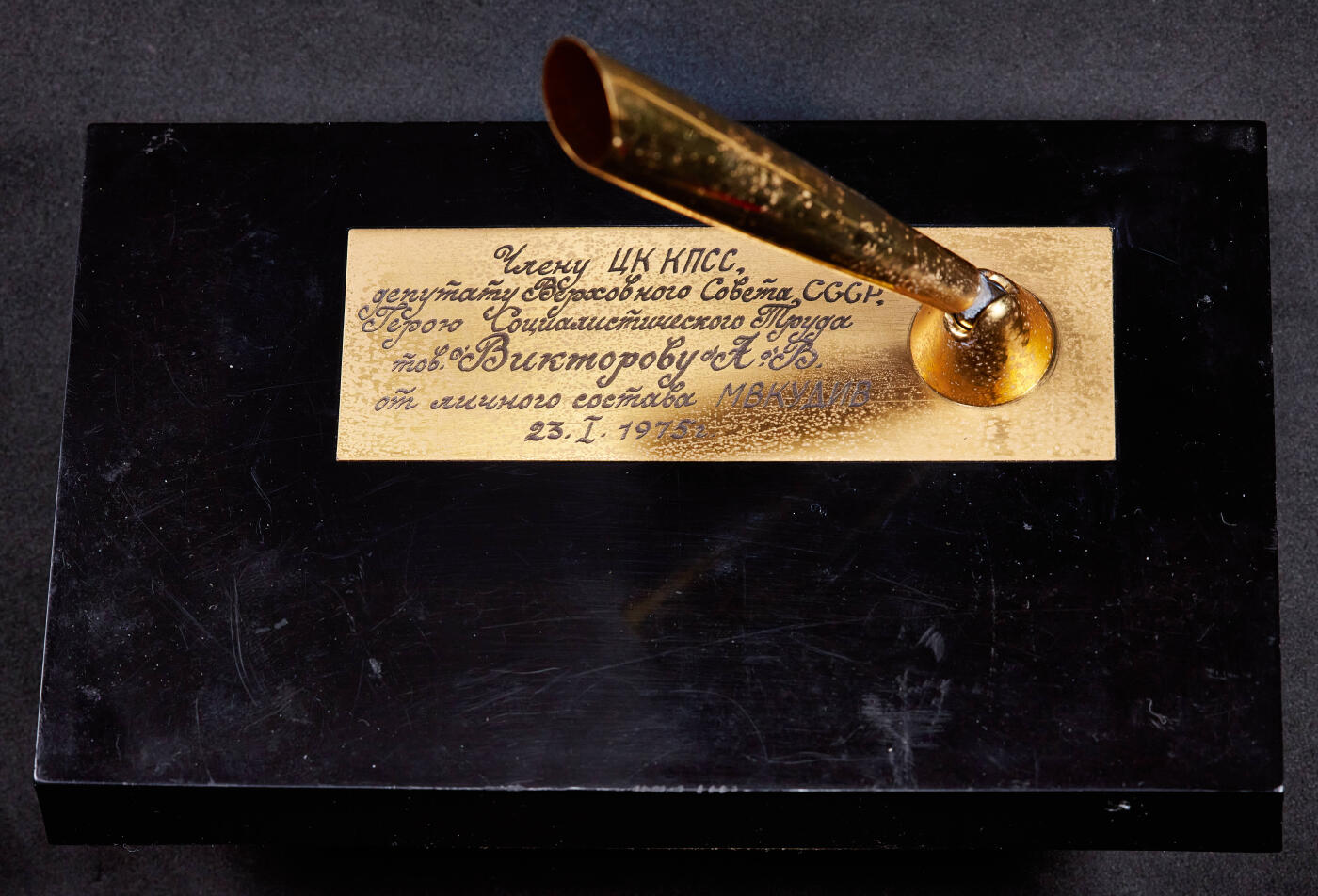 【俄甄集藏】2026年(049)03-18星期三 晚 19:30 全场包邮 苏联最高苏维埃代表证章，第10届5号别针版，极小号，银质珐琅，带笔架和资料，获得者为阿列克谢·瓦西里耶维奇·维克托罗夫，曾被授予苏联社会主义劳动英雄称号，自1975年担任俄罗斯委员会全俄中央委员会秘书，章体左下角珐琅有磕碰缺损，细节见图，重量：11.4克