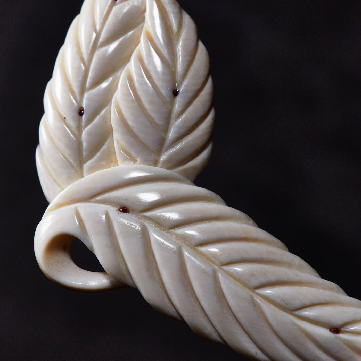 【俄甄集藏】2026年(049)03-18星期三 晚 19:30 全场包邮 欧洲回流白色珍贵材料雕刻树叶形女士项链，展开总长度：440mm，珠直径：8mm，挂件尺寸90mm×50mm，重量：37.5克，保存完好，无裂无笑