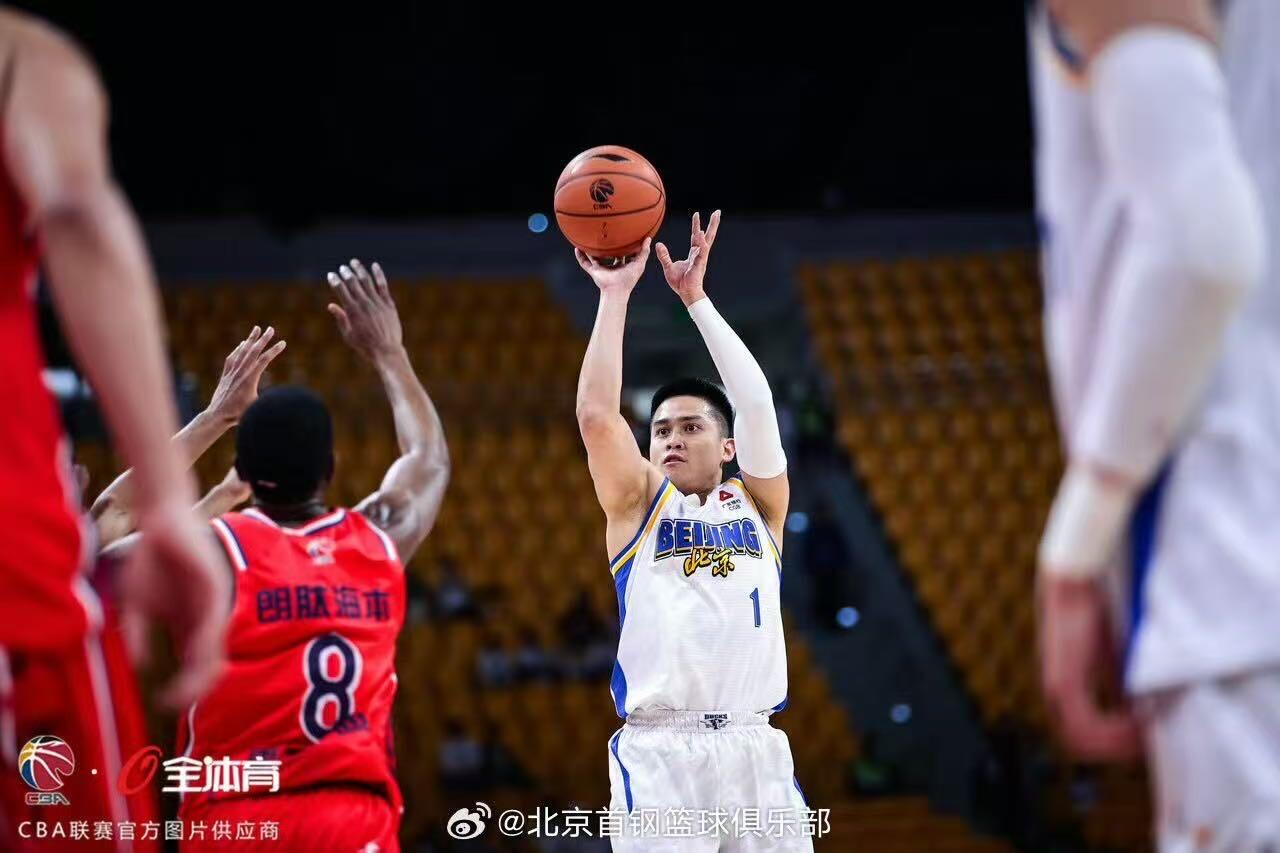 零元拍：来吧，北京首钢篮球俱乐部北京北汽男篮主教练许利民，总经理张云松，队长翟晓川，外援贾维尔-麦基、尤金-杰曼、奥斯马尔-斯佩尔曼，国内球员周琦、赵睿、曾凡博、陈盈骏、方硕、雷蒙、张才仁、邱天、范子铭、姜文亲签俱乐部官方独家夜光篮球，四九城的夜空中照亮首钢夺冠之路！！