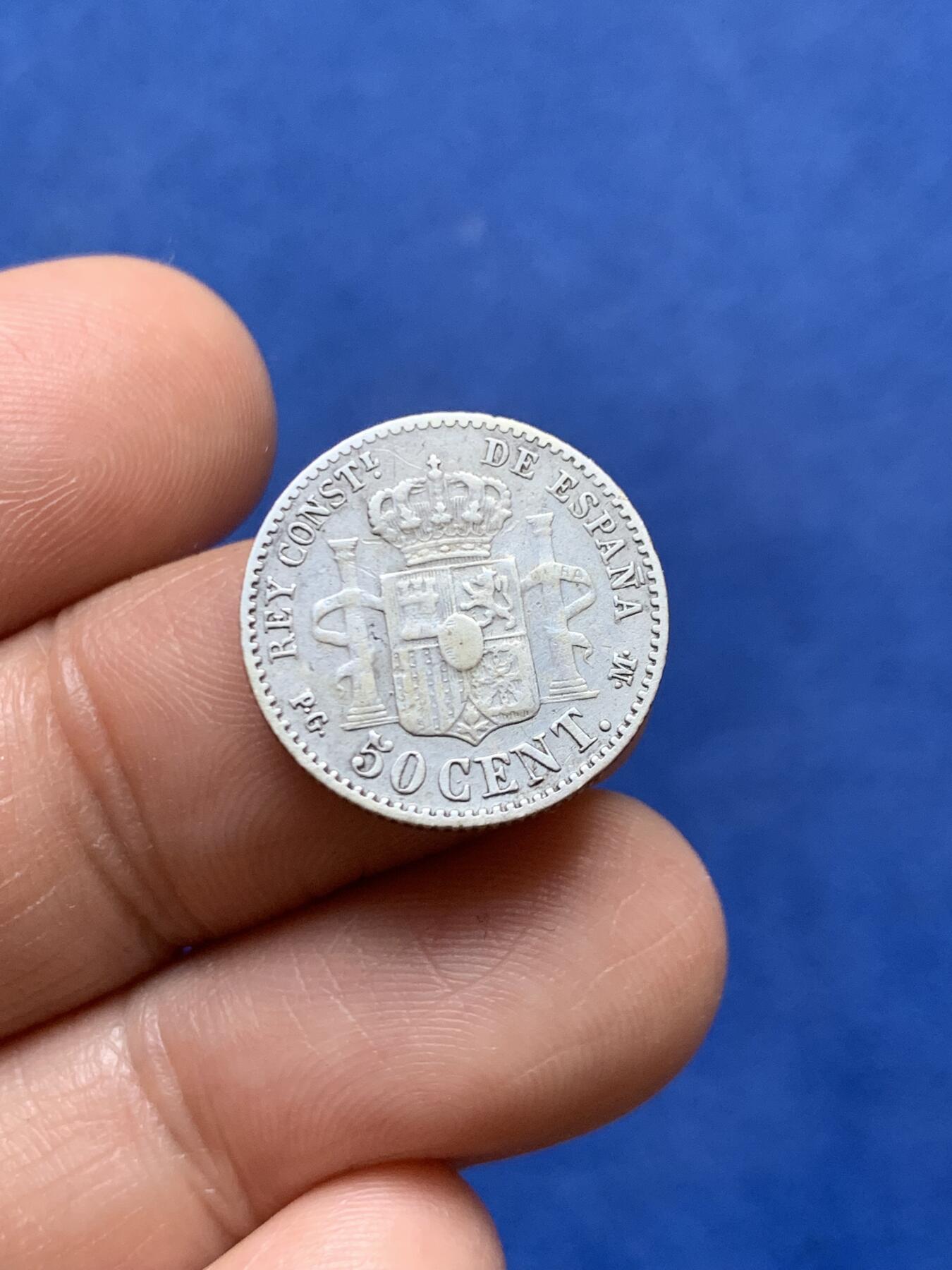 《竞宝斋》第471场 周日，周一，周二 3场连拍 （全场包邮）欢迎送拍 两枚一组 西班牙1892年50分、1893年1比塞塔 银币 阿方索十三世在位时期发行 婴儿头向爆炸头过渡的时间点 细节都不错 传世老包浆 西属经典品种