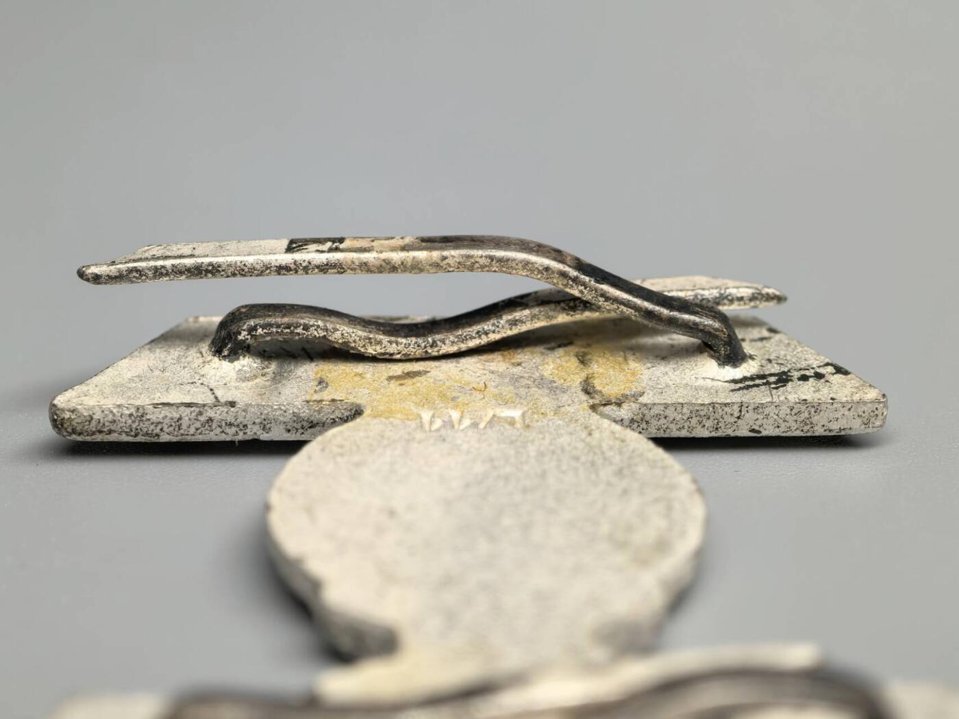 小驴勋章奖章收藏3月21日周六晚六点拍卖（珍爱和平，收藏战争，铭记历史，勿忘国耻，忠党爱国。有偿代拍，送拍规则在简介最后，参拍须阅读规则后再参拍，关系到运费包装发货时效真假辨别等关键信息，拍卖时不再发原图，看大图店主微信码在拍卖店铺介绍里） WWII二级铁十字勋饰，背打L/11厂标（著名的3厂Wihelm Deumer厂），Tombak铜合金镀银，针脚完整，品相非常吊，带非常罕见印有L/11厂标和SPII字样的LDO火柴盒样式的原盒，最后一图参考价1150欧元