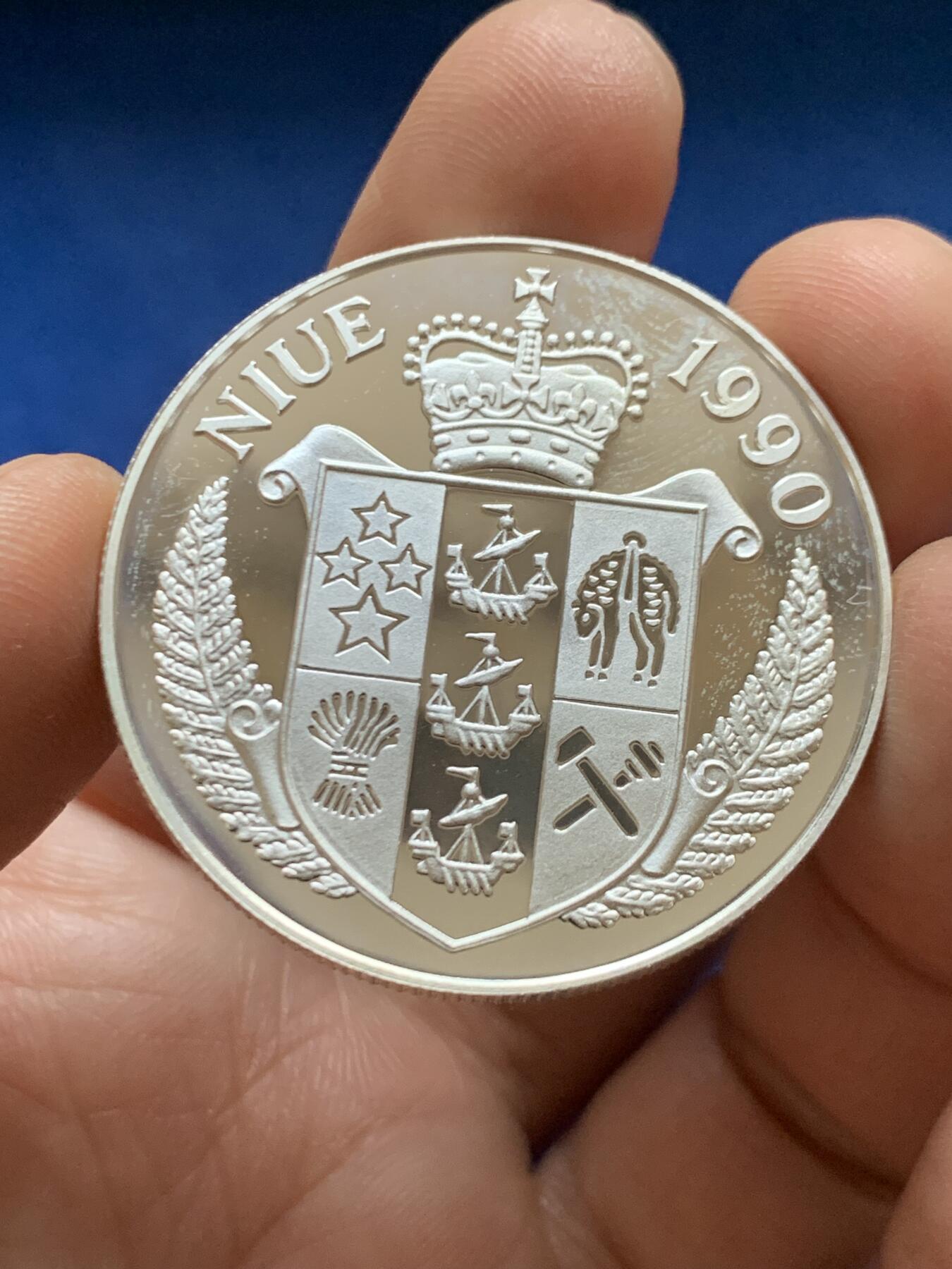 《竞宝斋》第471场 周日，周一，周二 3场连拍 （全场包邮）欢迎送拍 纽埃1990年50元精制银币，意大利世界杯主题，28.45g，925银，铸造量20000枚。