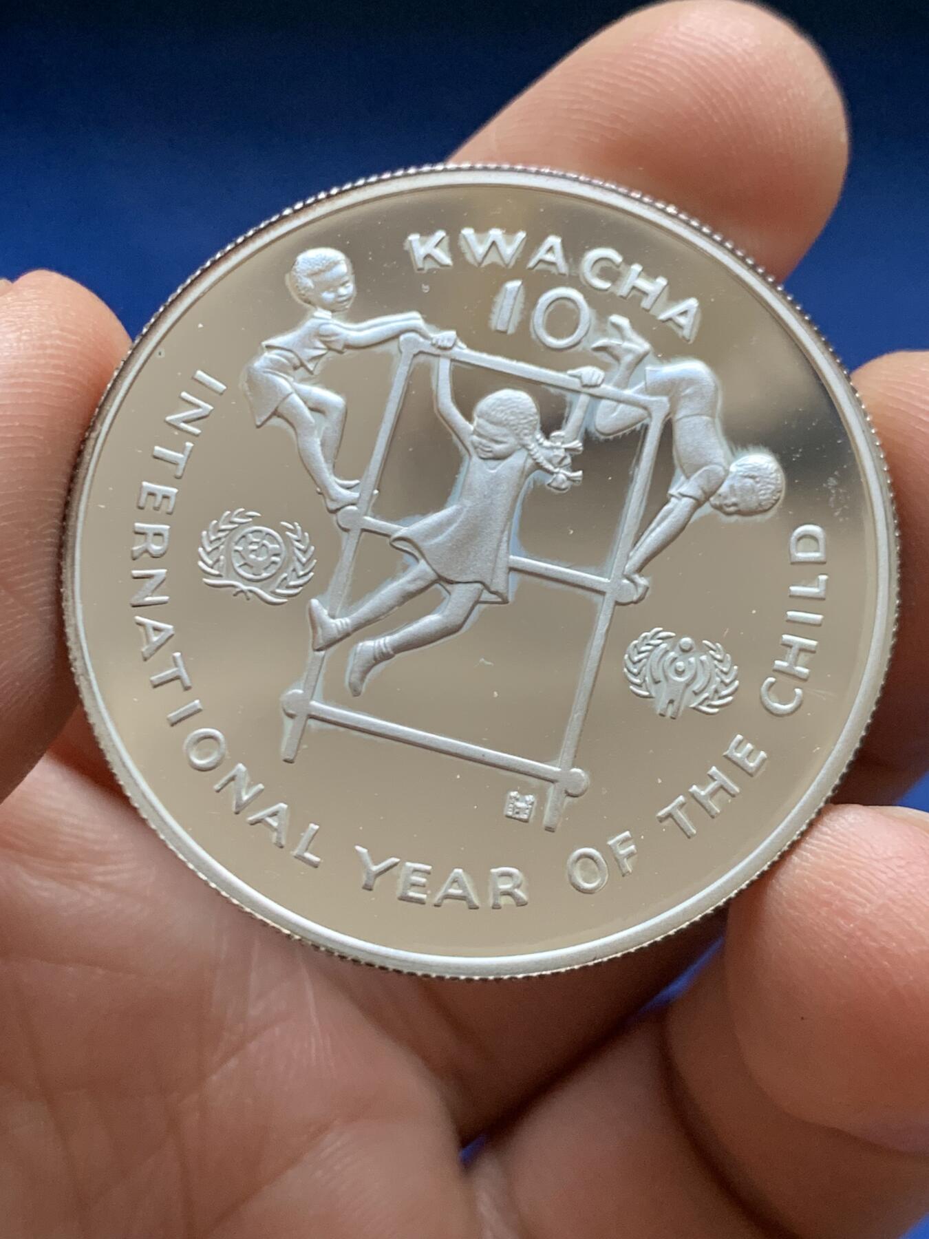 《竞宝斋》第471场 周日，周一，周二 3场连拍 （全场包邮）欢迎送拍 赞比亚1980年10克瓦查精制大银币，国际儿童年，26.7g，925银，铸造量12000枚