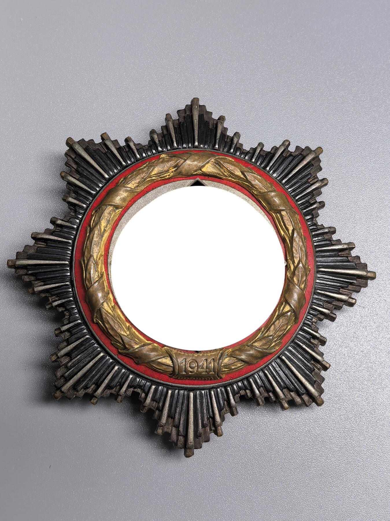 小驴勋章奖章收藏3月21日周六晚六点拍卖（珍爱和平，收藏战争，铭记历史，勿忘国耻，忠党爱国。有偿代拍，送拍规则在简介最后，参拍须阅读规则后再参拍，关系到运费包装发货时效真假辨别等关键信息，拍卖时不再发原图，看大图店主微信码在拍卖店铺介绍里） WWII金级大德意志勋章带原盒，牛逼的容克厂C. E. Juncker厂制作，5铆钉重版，64g，铜合金珐琅，珐琅好，背面手刻获得者姓名，少见，裸章容克重版本我直接从国外拿得3.8万人民币，盒子这个品也得6、7千人民币