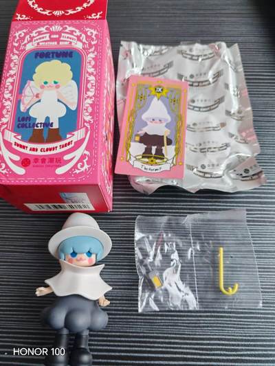 正版盲盒专场 - 幸会潮玩（XINGHUI CREATIONS）与韩国设计师品牌 LOFI COLLECTIVE 联名的「Sunny and Cloudy Tarot（晴雨塔罗）」系列盲盒，具体款式为 The Hermit（隐士），是该系列中代表内省与沉思的核心款式。