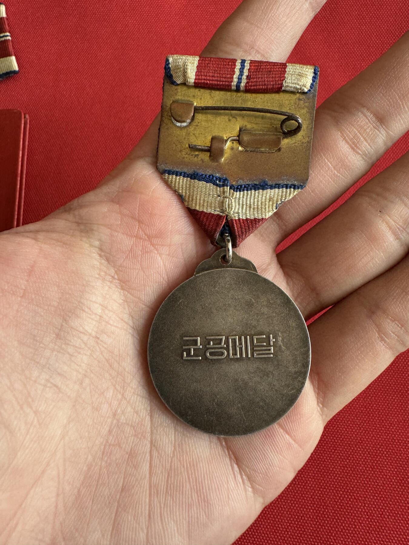 五哥徽章群   18号周三晚上八点4群联拍 银章一套