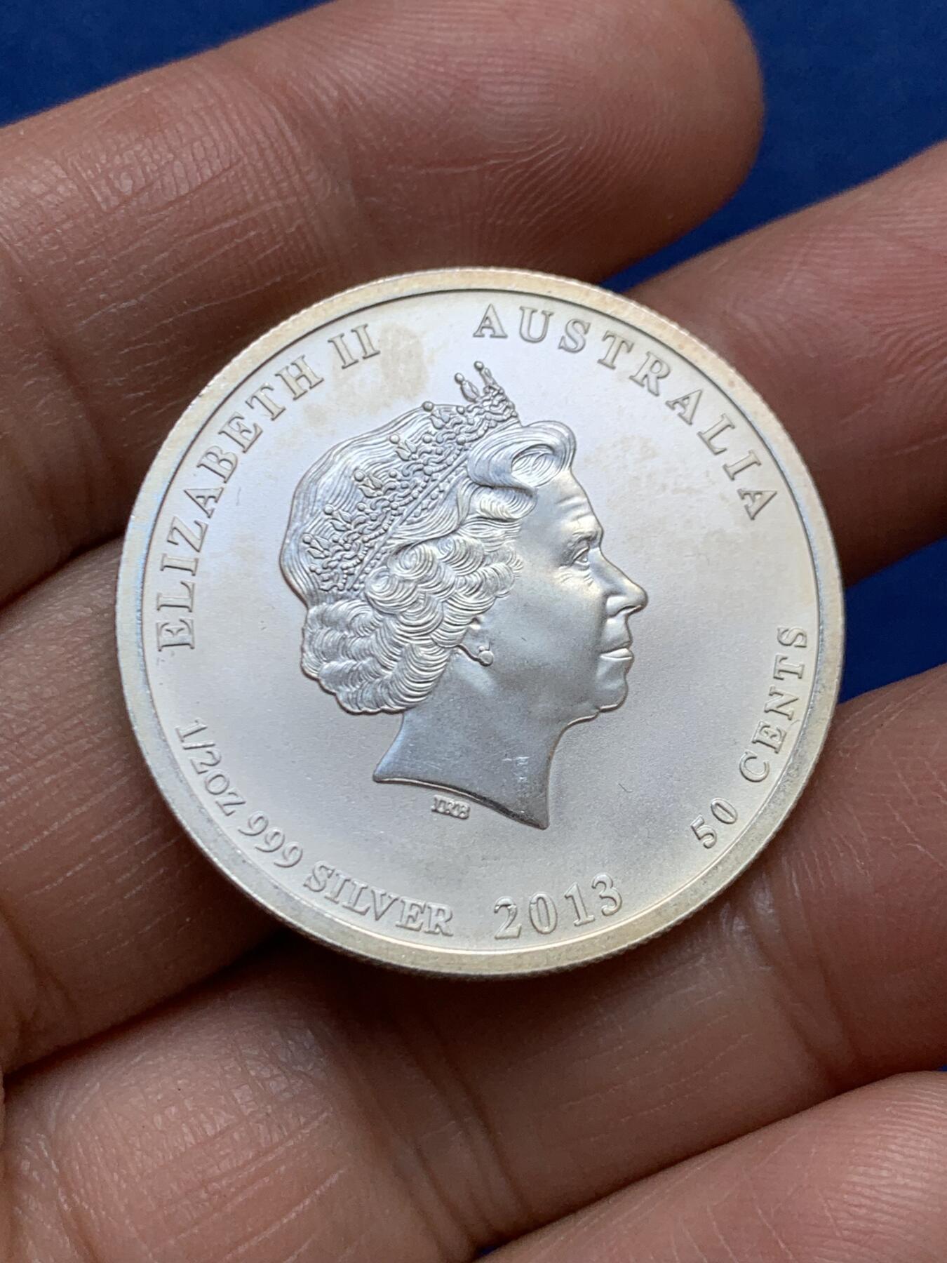 《竞宝斋》第471场 周日，周一，周二 3场连拍 （全场包邮）欢迎送拍 澳大利亚2013年50分银币，纪念二战澳裔加入，1/2盎司，15.8克，999银