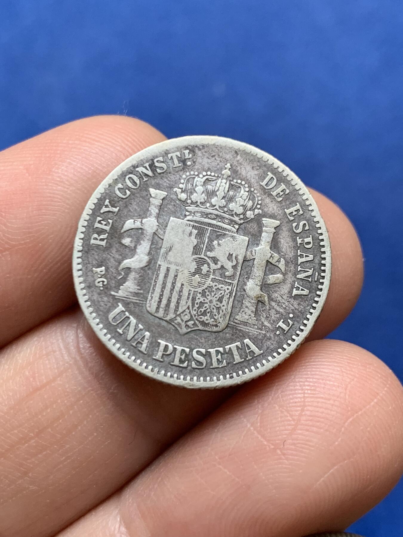 《竞宝斋》第471场 周日，周一，周二 3场连拍 （全场包邮）欢迎送拍 两枚一组 西班牙1892年50分、1893年1比塞塔 银币 阿方索十三世在位时期发行 婴儿头向爆炸头过渡的时间点 细节都不错 传世老包浆 西属经典品种