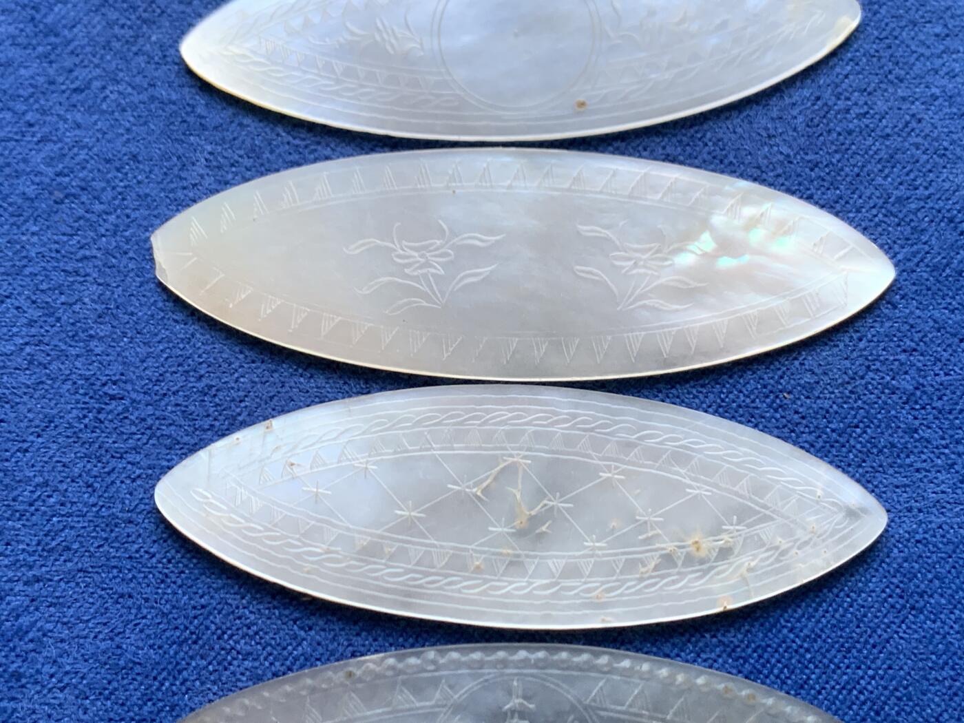 《竞宝斋》第471场 周日，周一，周二 3场连拍 （全场包邮）欢迎送拍 英国一线回流清螺钿贝母筹码5枚一组。大小菱形，手工精雕，莹光宝气。