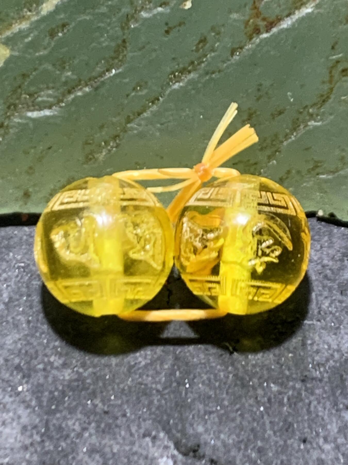 天然乌克兰原矿蜜蜡雕刻六字箴言腰珠两颗