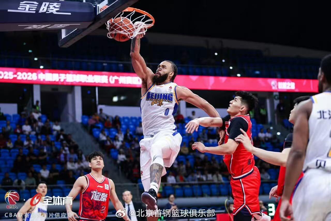 零元拍：来吧，北京首钢篮球俱乐部北京北汽男篮主教练许利民，总经理张云松，队长翟晓川，外援贾维尔-麦基、尤金-杰曼、奥斯马尔-斯佩尔曼，国内球员周琦、赵睿、曾凡博、陈盈骏、方硕、雷蒙、张才仁、邱天、范子铭、姜文亲签俱乐部官方独家夜光篮球，四九城的夜空中照亮首钢夺冠之路！！