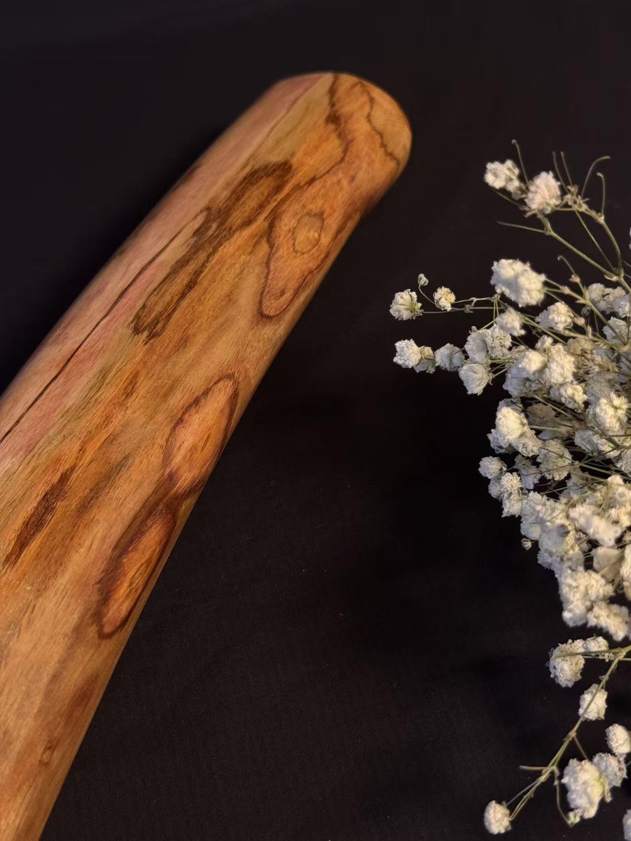 零元拍：NO.26终于在节前收到这批送出去加工的海南黄花梨随型把玩棍横财，这也许就是玩木头的乐趣吧，每一个花纹都独一无二，是自然与匠心的完美邂逅。 它保留了木材最本真的曲线，每一处起伏都像是时光在木头上留下的指纹。尺寸：460/50/55MM