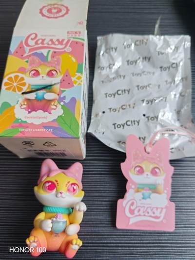 正版盲盒专场 - TOY CITY（玩具城市）旗下的「Cassy Cat（卡西猫）」饮品系列盲盒，具体款式为 Cocktail(Pink)（粉黛鸡尾酒），是该系列中主打夏日清新感的热门款式