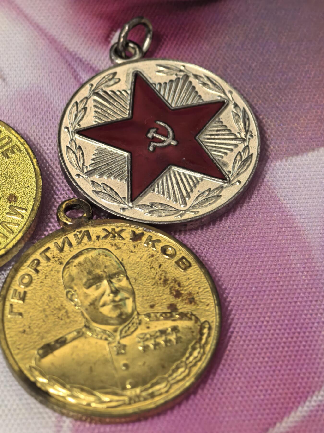 苏联勋章奖章拍卖 本次有亚捏，苏联艺术家，2次英雄的奖状，国际运动员全套等好货 不要错过 3月20日晚上九点结束在麦稀奇 找不到的加我qq或者微信都是184277308备注苏章拍卖。