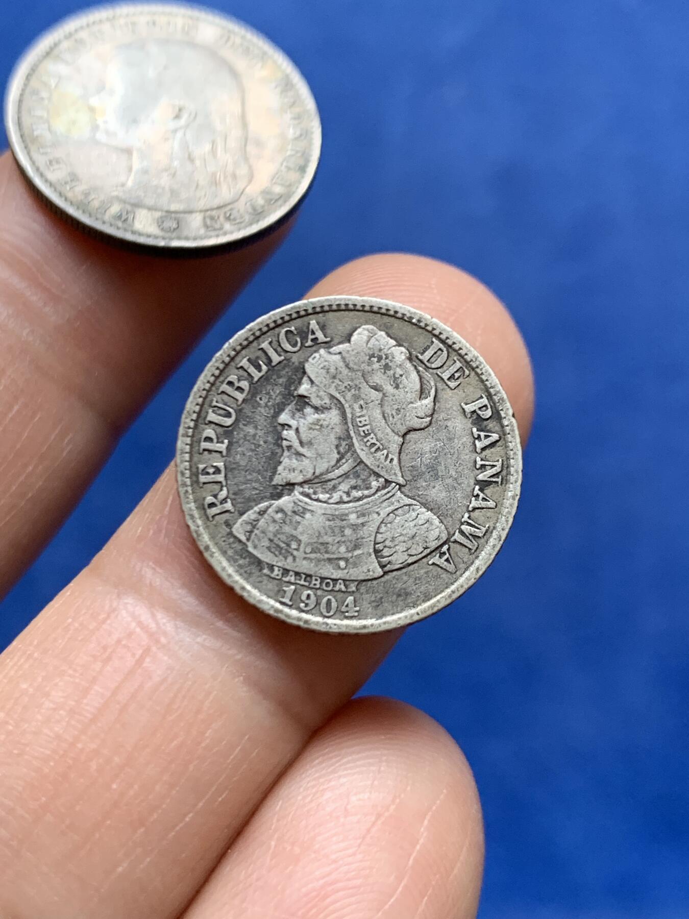 《竞宝斋》第471场 周日，周一，周二 3场连拍 （全场包邮）欢迎送拍 两枚一组 荷兰1893年25分银币 威廉明娜女王在位时期发行、银萝莉 巴拿马1904年50分武士银币 两枚都是比较袖珍且稀有的品种 细节不错 传世老包浆