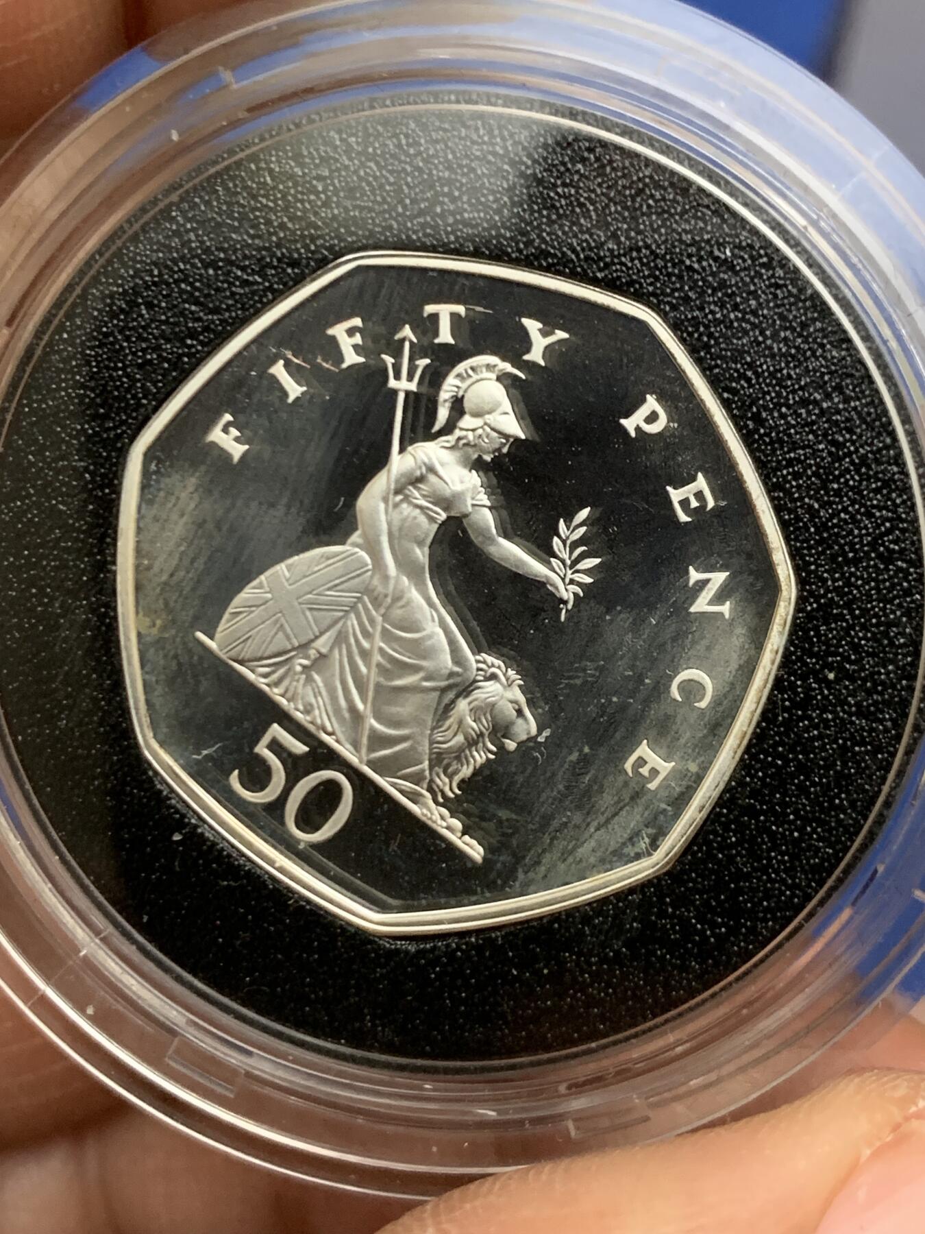 《竞宝斋》第471场 周日，周一，周二 3场连拍 （全场包邮）欢迎送拍 英国1997年加厚50便士精制银币 直径27.3MM（16g） 纪念50便士改版 发行1万枚 原盒证书齐全