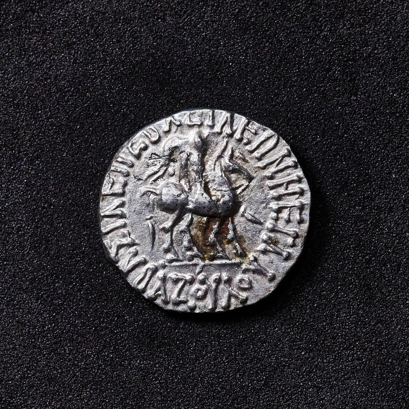 【俄甄集藏】2026年(049)03-18星期三 晚 19:30 全场包邮 印度-斯基泰王国公元前57-前35年阿泽斯一世1德拉克马雅典娜银币，正面国王骑马，背面雅典娜女神站像，保存完好，底光犹存，直径：17mm，重：2.3克