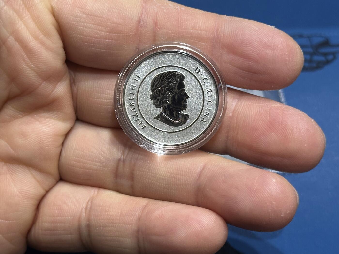 《外钞收藏家》第六百一十八期（精品场）（长期征集拍品、欢迎藏友们联系合作） 加拿大2013年20加元冰球运动卡装纪念精制银币（带原厂卡册8g纯银）