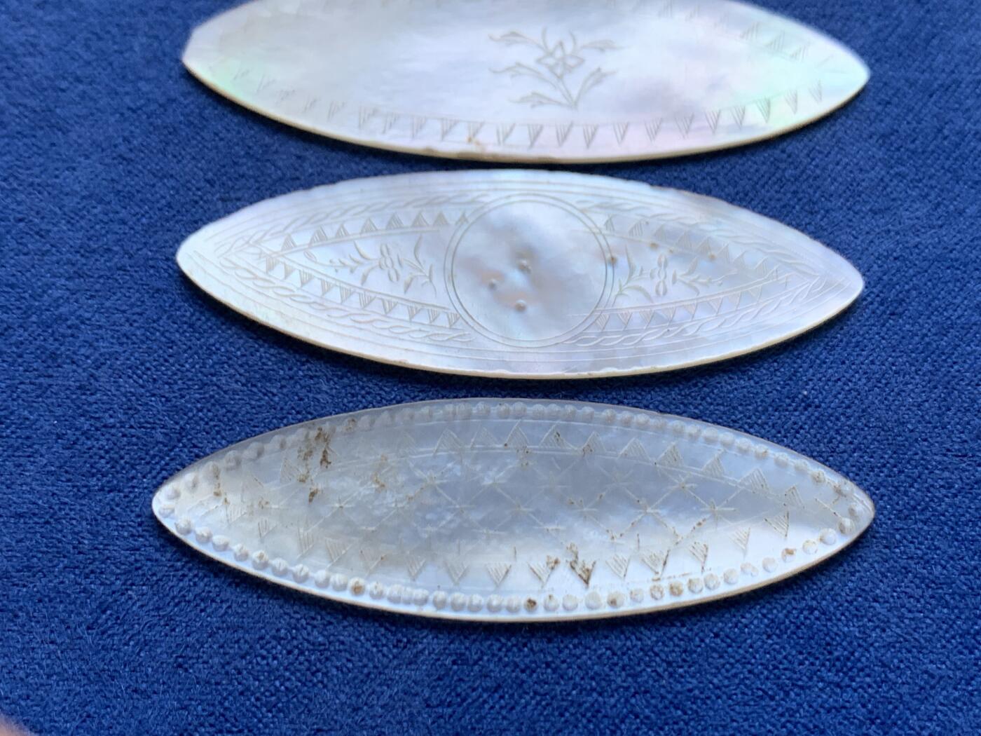 《竞宝斋》第471场 周日，周一，周二 3场连拍 （全场包邮）欢迎送拍 英国一线回流清螺钿贝母筹码5枚一组。大小菱形，手工精雕，莹光宝气。