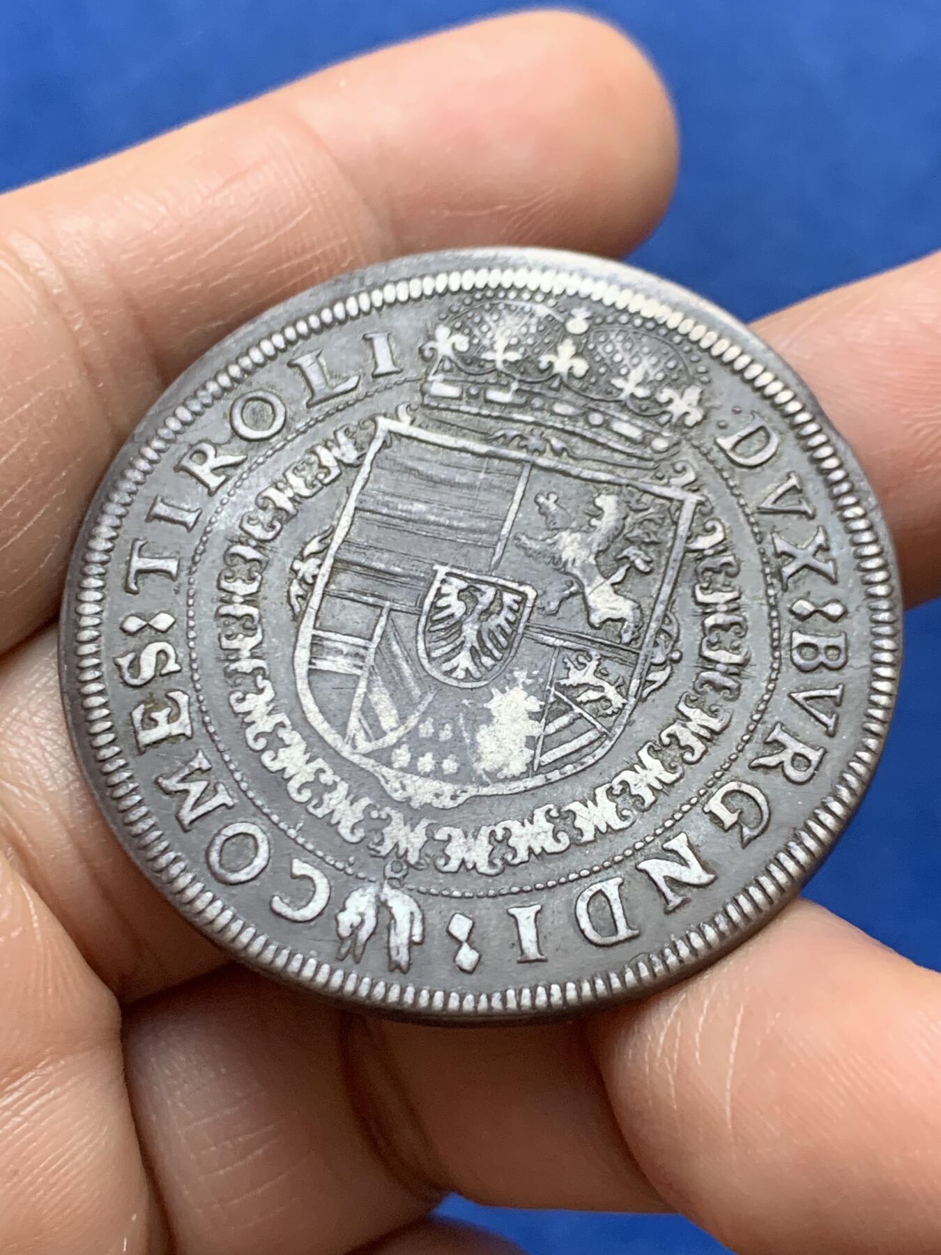 《竞宝斋》第471场 周日，周一，周二 3场连拍 （全场包邮）欢迎送拍 奥地利蒂罗尔 1630 感觉是骑字版 泰勒银币 利奥波德五世 哈布斯堡旁支三十年战争时期发行 大老黑包浆 细节见图