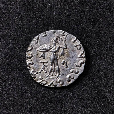 【俄甄集藏】2026年(049)03-18星期三 晚 19:30 全场包邮 - 印度-斯基泰王国公元前57-前35年阿泽斯一世1德拉克马雅典娜银币，正面国王骑马，背面雅典娜女神站像，保存完好，底光犹存，直径：17mm，重：2.3克