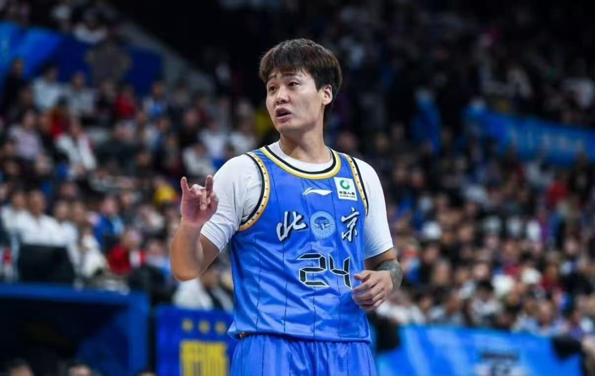 零元拍：来吧，北京首钢篮球俱乐部北京北汽男篮主教练许利民，总经理张云松，队长翟晓川，外援贾维尔-麦基、尤金-杰曼、奥斯马尔-斯佩尔曼，国内球员周琦、赵睿、曾凡博、陈盈骏、方硕、雷蒙、张才仁、邱天、范子铭、姜文亲签俱乐部官方独家夜光篮球，四九城的夜空中照亮首钢夺冠之路！！