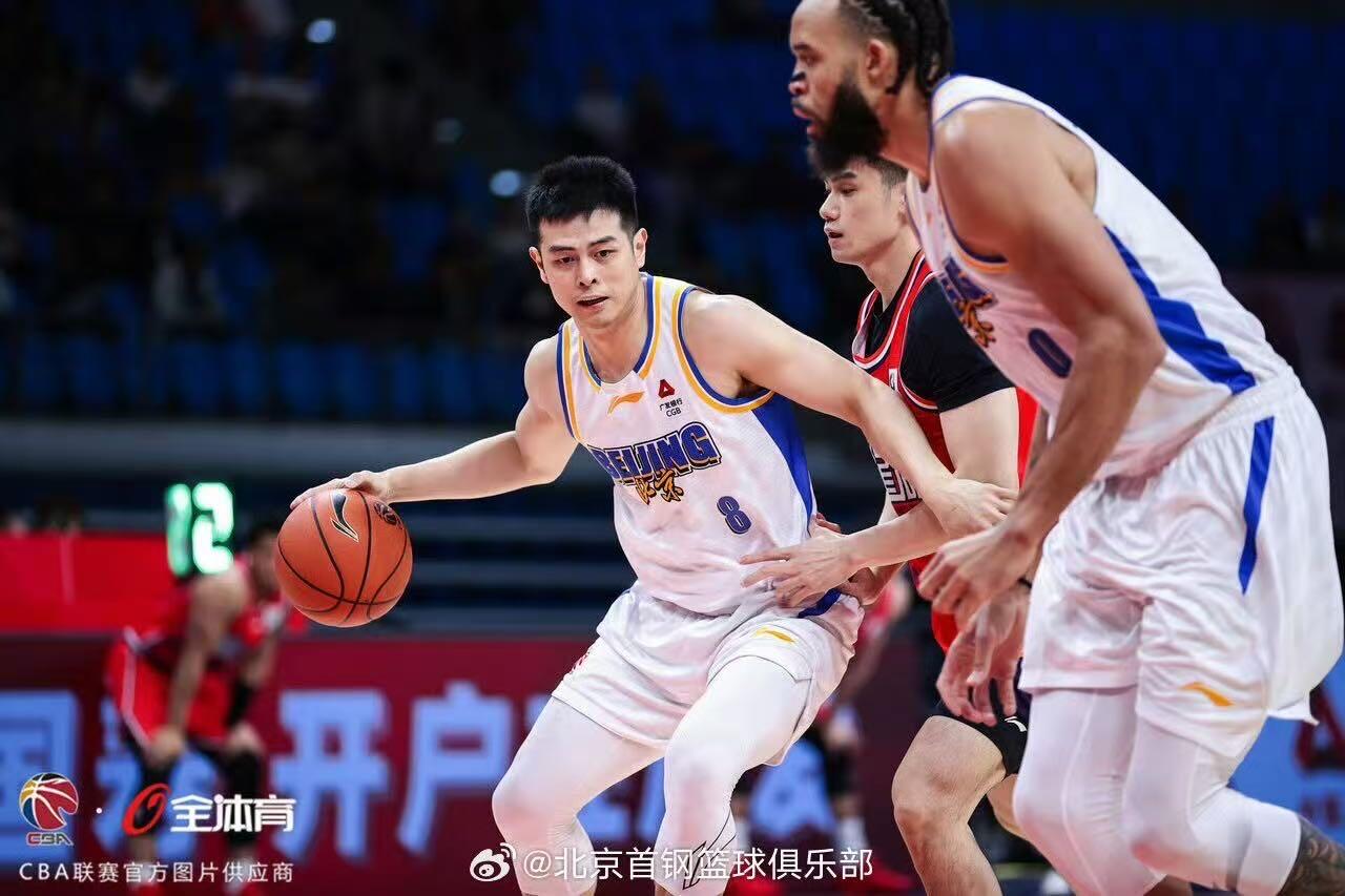 零元拍：来吧，北京首钢篮球俱乐部北京北汽男篮主教练许利民，总经理张云松，队长翟晓川，外援贾维尔-麦基、尤金-杰曼、奥斯马尔-斯佩尔曼，国内球员周琦、赵睿、曾凡博、陈盈骏、方硕、雷蒙、张才仁、邱天、范子铭、姜文亲签俱乐部官方独家夜光篮球，四九城的夜空中照亮首钢夺冠之路！！