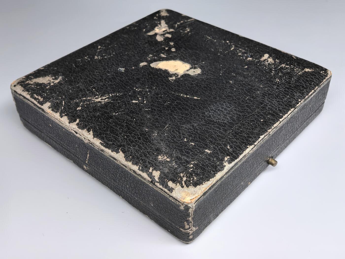 小驴勋章奖章收藏3月21日周六晚六点拍卖（珍爱和平，收藏战争，铭记历史，勿忘国耻，忠党爱国。有偿代拍，送拍规则在简介最后，参拍须阅读规则后再参拍，关系到运费包装发货时效真假辨别等关键信息，拍卖时不再发原图，看大图店主微信码在拍卖店铺介绍里） WWII金级大德意志勋章带原盒，牛逼的容克厂C. E. Juncker厂制作，5铆钉重版，64g，铜合金珐琅，珐琅好，背面手刻获得者姓名，少见，裸章容克重版本我直接从国外拿得3.8万人民币，盒子这个品也得6、7千人民币