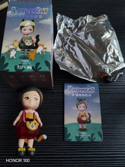 正版盲盒专场 - 19八3（1983）旗下「PYEPYECAT 猫岛物语」系列盲盒，具体款式为 玳瑁猫（TORTOISESHELL CAT），是该系列中以猫咪品种为灵感设计的萌系少女手办。