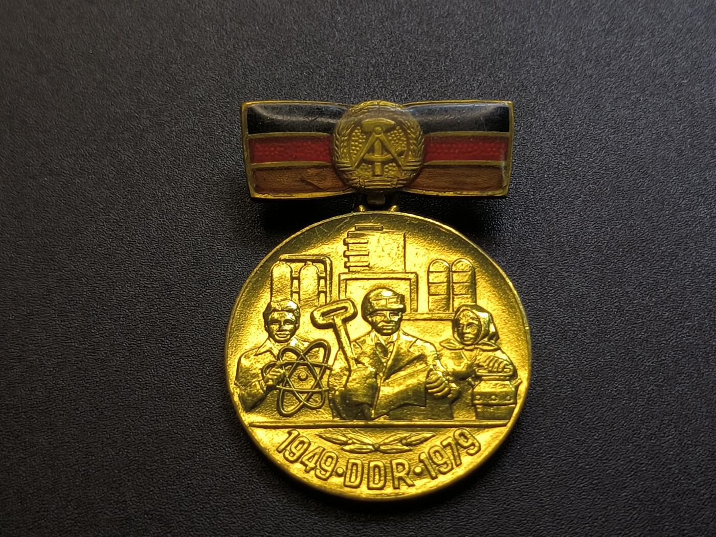 （不断上新，转发赚佣金和现金红包）云宸嘉赏-勋臻佳藏精品精选场次 民主德国建国三十周年奖章 颁发给在职的军官、政府官员、教授等 好品少见