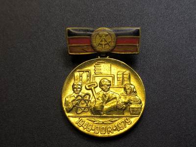 （不断上新，转发赚佣金和现金红包）云宸嘉赏-勋臻佳藏精品精选场次 - 民主德国建国三十周年奖章 颁发给在职的军官、政府官员、教授等 好品少见