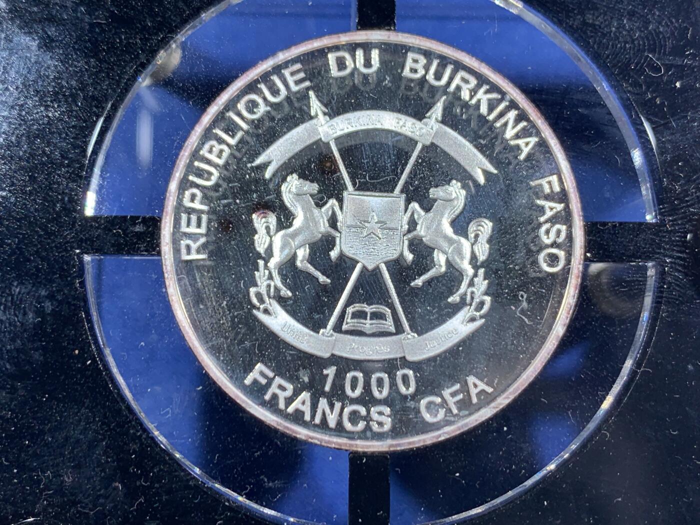 《竞宝斋》第471场 周日，周一，周二 3场连拍 （全场包邮）欢迎送拍 布基纳法索2016年1000法郎3枚立体雕塑银币套 美国银鹰 3X1盎司999银（3个雕塑鹰分别是镀金，镀银和仿古）发行量：333（有氧化） 盒证全（盒就是证）