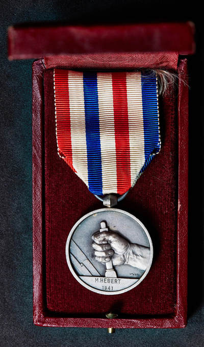 【俄甄集藏】2026年(049)03-18星期三 晚 19:30 全场包邮 - 法国1941年二战铁路突击手奖章，原盒，铜质镀银，章体直径：32mm，重量含绶带：19.6克