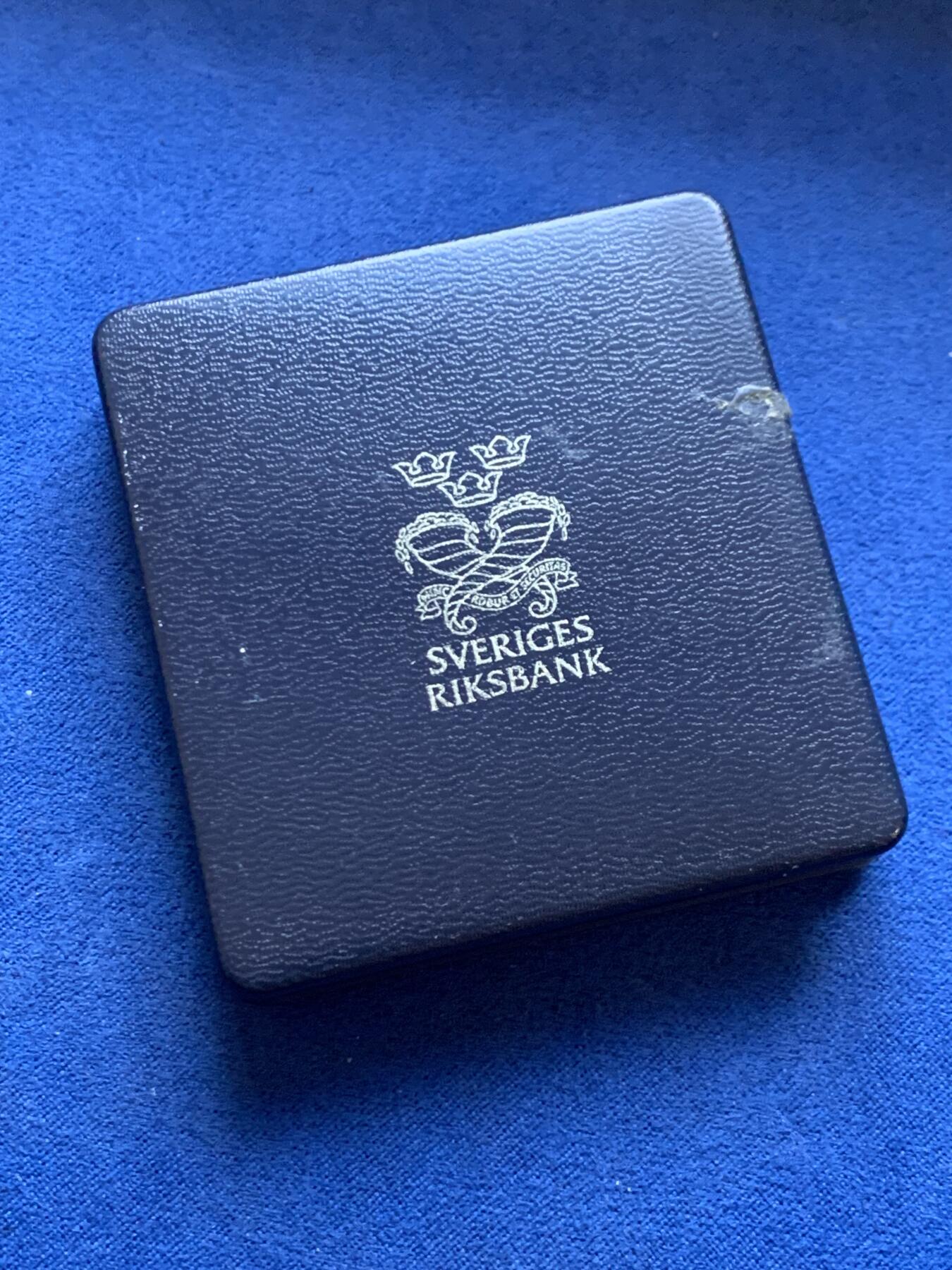 《竞宝斋》第471场 周日，周一，周二 3场连拍 （全场包邮）欢迎送拍 瑞典2001年诺贝尔奖创立100周年纪念200克朗银币 925银 27.03克 铸造量29856枚 细节见图