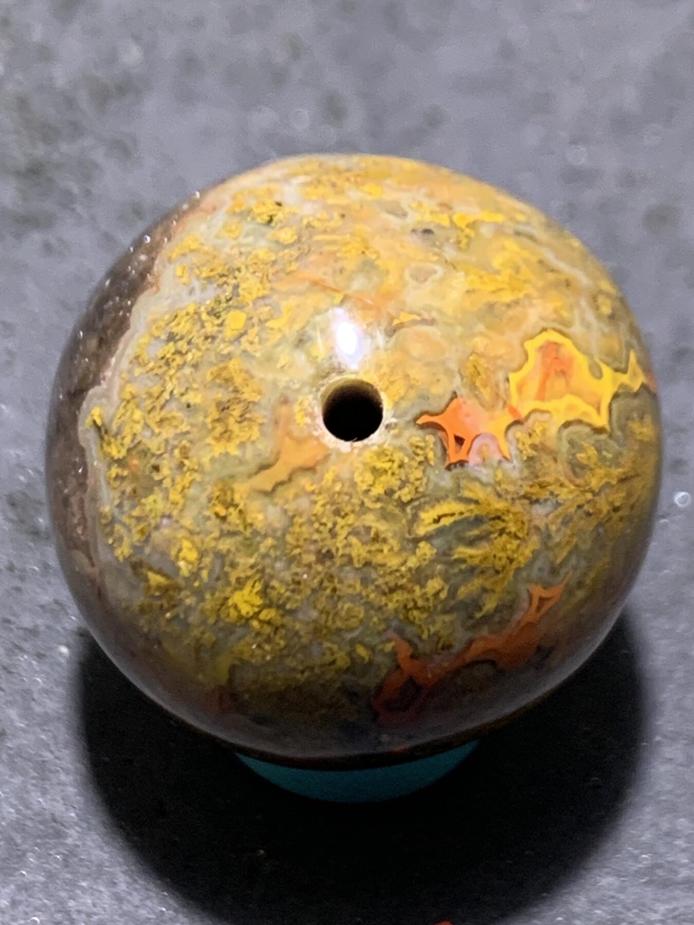 精美草花纹黑冰飘战国红玛瑙随形圆珠一颗！