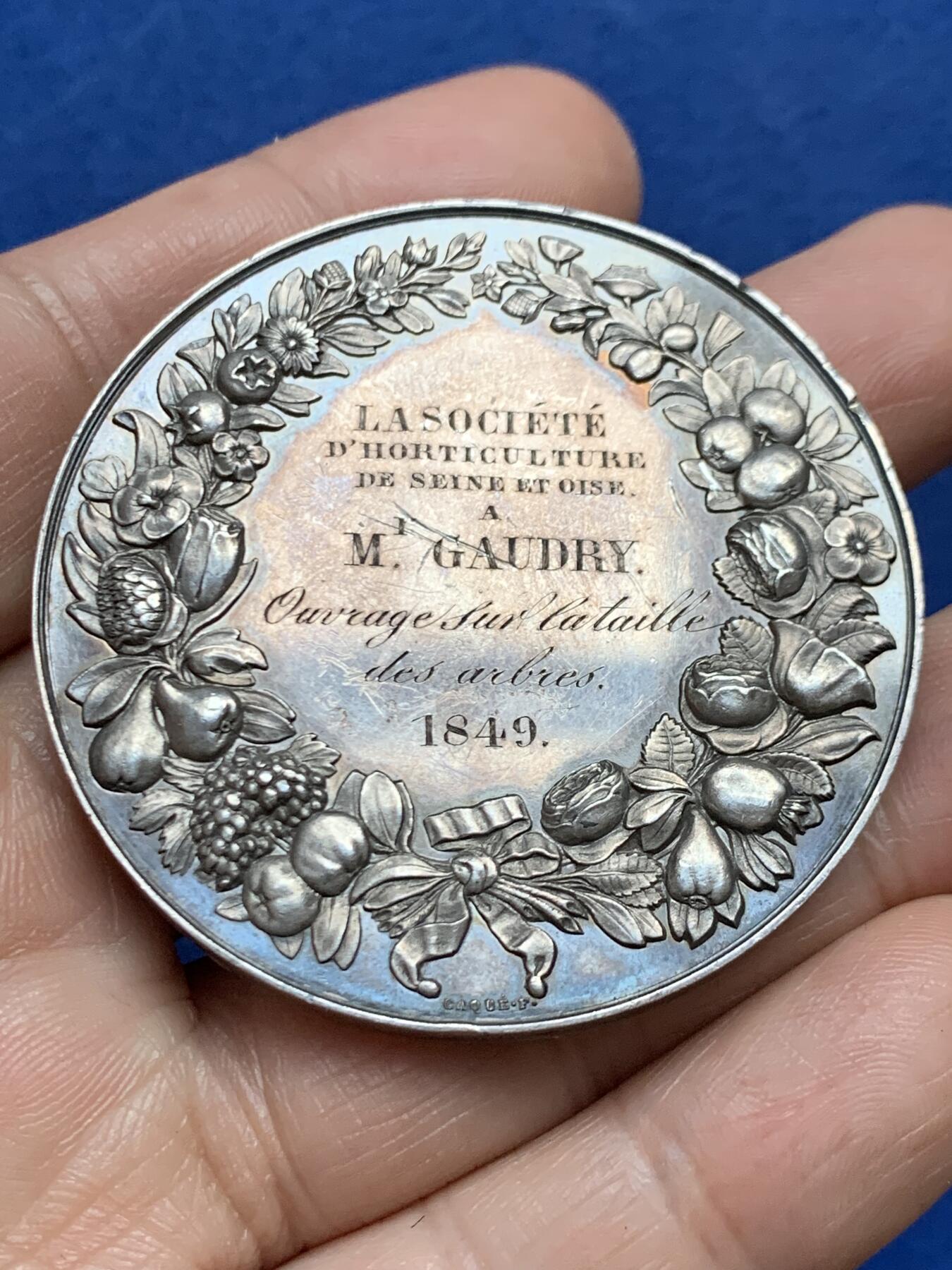 《竞宝斋》第471场 周日，周一，周二 3场连拍 （全场包邮）欢迎送拍 法国园艺协会大银章 64.2克 50.3mm 手指银标