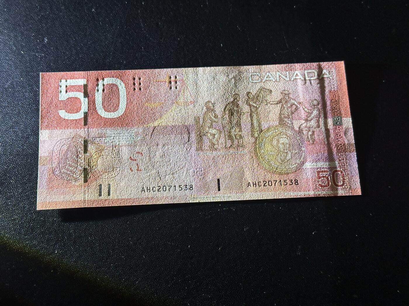 《外钞收藏家》第六百一十八期（精品场）（长期征集拍品、欢迎藏友们联系合作） 加拿大2004年首发年份之旅系列50元（全程无4尾8，五君子塑像和“卡斯格兰志愿者服务奖”奖章）	UNC