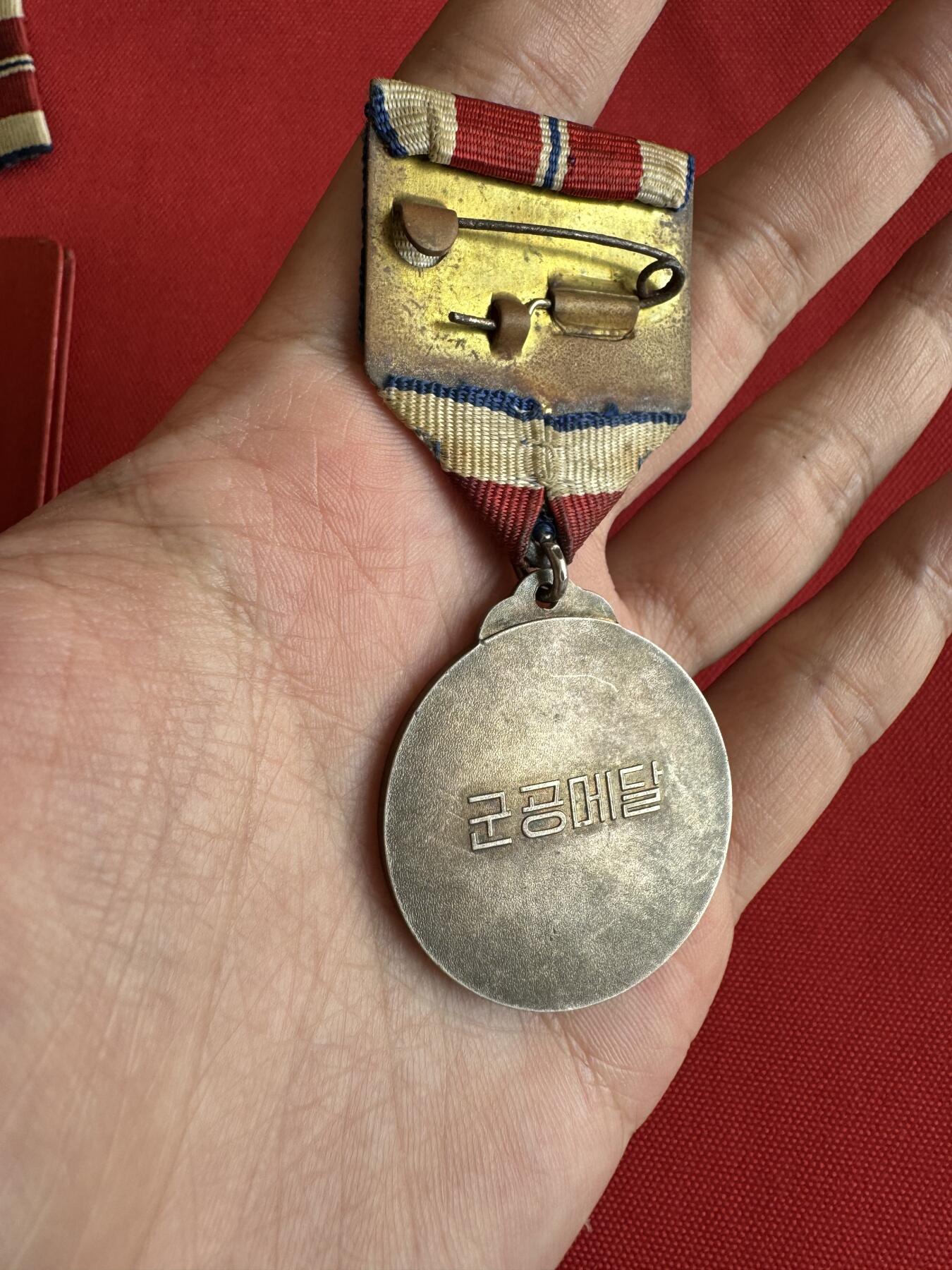 五哥徽章群   18号周三晚上八点4群联拍 银章一套