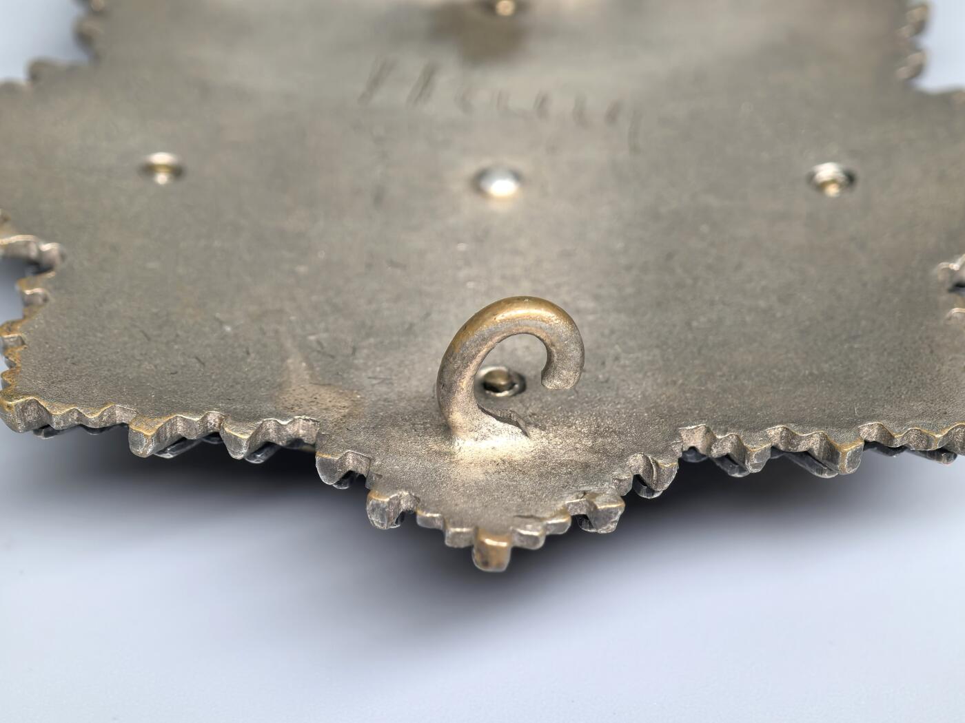 小驴勋章奖章收藏3月21日周六晚六点拍卖（珍爱和平，收藏战争，铭记历史，勿忘国耻，忠党爱国。有偿代拍，送拍规则在简介最后，参拍须阅读规则后再参拍，关系到运费包装发货时效真假辨别等关键信息，拍卖时不再发原图，看大图店主微信码在拍卖店铺介绍里） WWII金级大德意志勋章带原盒，牛逼的容克厂C. E. Juncker厂制作，5铆钉重版，64g，铜合金珐琅，珐琅好，背面手刻获得者姓名，少见，裸章容克重版本我直接从国外拿得3.8万人民币，盒子这个品也得6、7千人民币