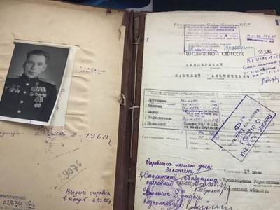 苏联勋章奖章拍卖 本次有亚捏，苏联艺术家，2次英雄的奖状，国际运动员全套等好货 不要错过 3月20日晚上九点结束在麦稀奇 找不到的加我qq或者微信都是184277308备注苏章拍卖。 - 苏联英雄军官档案 还得过4红旗 亚历山大 苏沃洛夫等 Свидерский Савелий Алексеевич 歼灭敌军数以千计 里面有非常多将军签名 多张奖励卡原件 提请大金星的原件也在 三苏甚至是手写版原件 对应网站是电子版 多份战斗记录  72张大多数有反正面 后期也挺有意思 鉴定里家庭问题下属问题 都很全