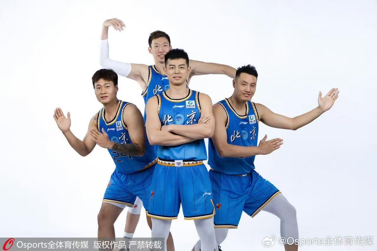 零元拍：来吧，北京首钢篮球俱乐部北京北汽男篮主教练许利民，总经理张云松，队长翟晓川，外援贾维尔-麦基、尤金-杰曼、奥斯马尔-斯佩尔曼，国内球员周琦、赵睿、曾凡博、陈盈骏、方硕、雷蒙、张才仁、邱天、范子铭、姜文亲签俱乐部官方独家夜光篮球，四九城的夜空中照亮首钢夺冠之路！！