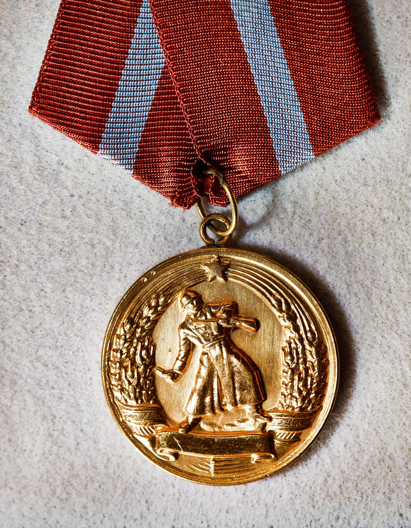 【俄甄集藏】2026年(049)03-18星期三 晚 19:30 全场包邮 保加利亚人民共和国战斗光荣奖章，原盒，铜质镀金，章体直径：33mm，重量含绶带：31.4克·，少见品种