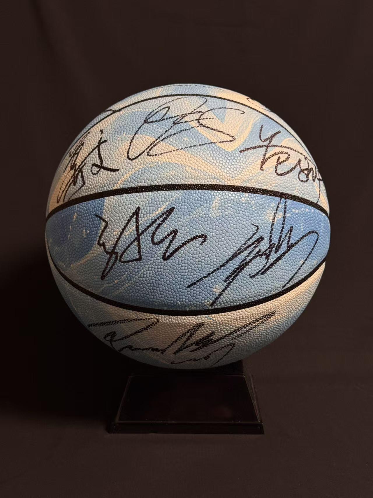 零元拍：来吧，北京首钢篮球俱乐部北京北汽男篮主教练许利民，总经理张云松，队长翟晓川，外援贾维尔-麦基、尤金-杰曼、奥斯马尔-斯佩尔曼，国内球员周琦、赵睿、曾凡博、陈盈骏、方硕、雷蒙、张才仁、邱天、范子铭、姜文亲签俱乐部官方独家夜光篮球，四九城的夜空中照亮首钢夺冠之路！！