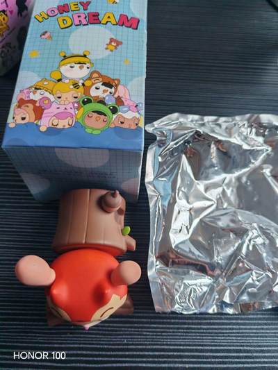 正版盲盒专场 - HONEY DREAM（甜蜜梦境） 系列盲盒，具体款式为松鼠/树屋款，是该系列中以森林小动物为主题的萌系手办。